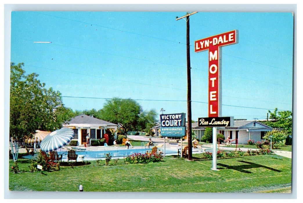 1960 Lyn-Dale Motel Building Swimming Pool San Antonio Texas TX Vintage Postcard