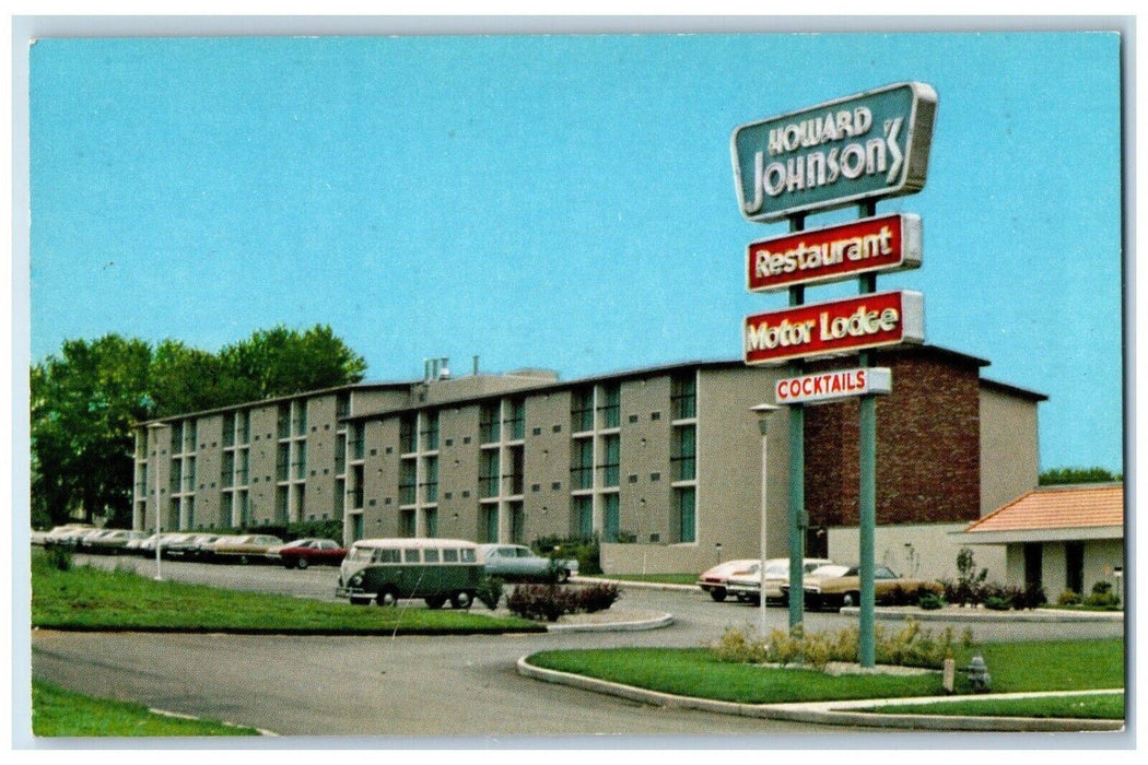 Howard Johnson Restaurant Motor Lodge Cars Bloomington Indiana IN Postcard