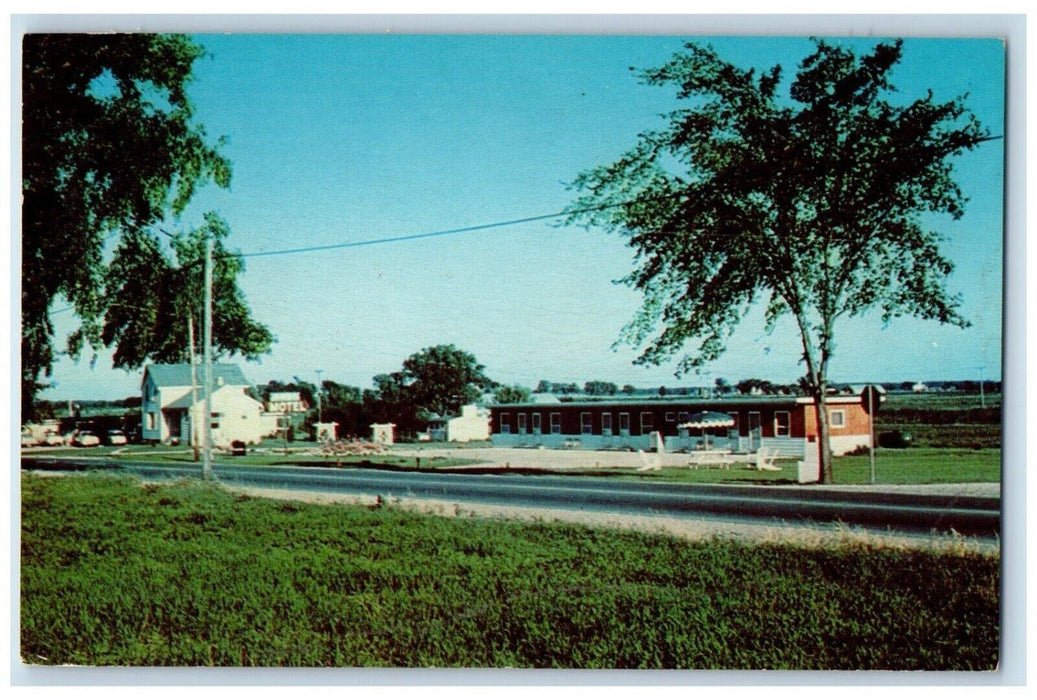 c1960's Omro Motel Scene Roadside Omro Wisconsin WI Unposted Vintage Postcard