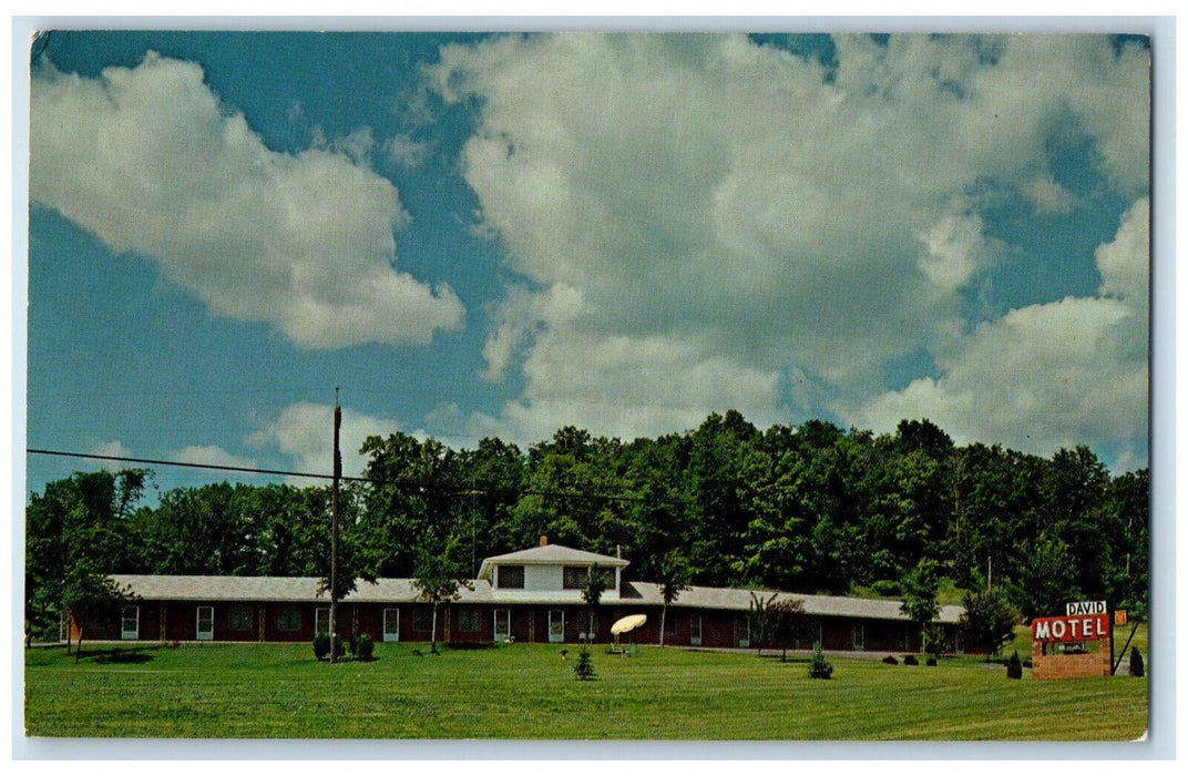 c1960's Cloudy Sky, David Motel Ellsworth Wisconsin WI Vintage Postcard