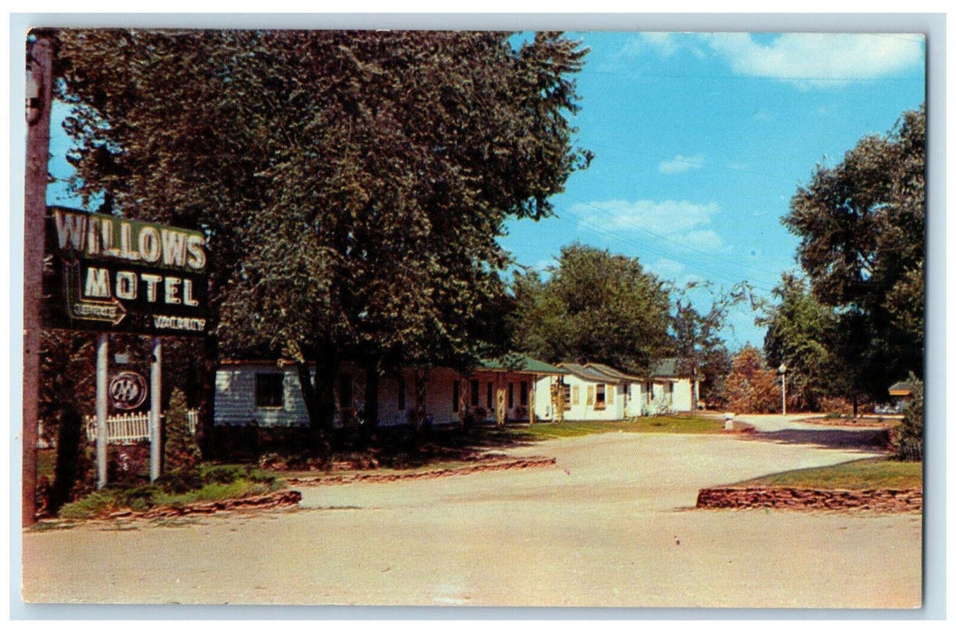 c1960's The Willows Motel On Lemonweir River, Mauston Wisconsin WI Postcard