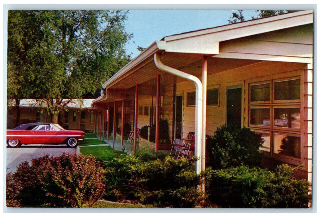 c1960's Douglas Inn Motel A Friendly Boss Motel Des Moines IA Postcard