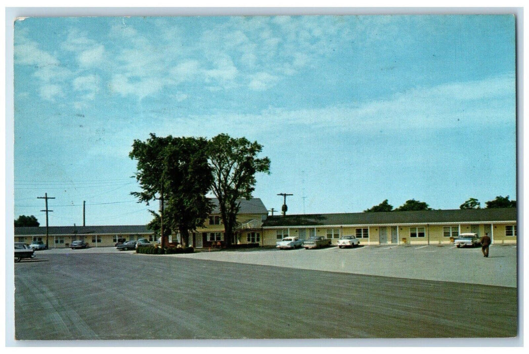1965 View of Parking and Rooms, Town N Country Seekonk Massachusetts MA Postcard