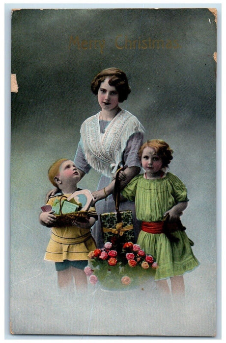 1914 Christmas Mother And Children Studio Portrait Flowers And Gifts Postcard