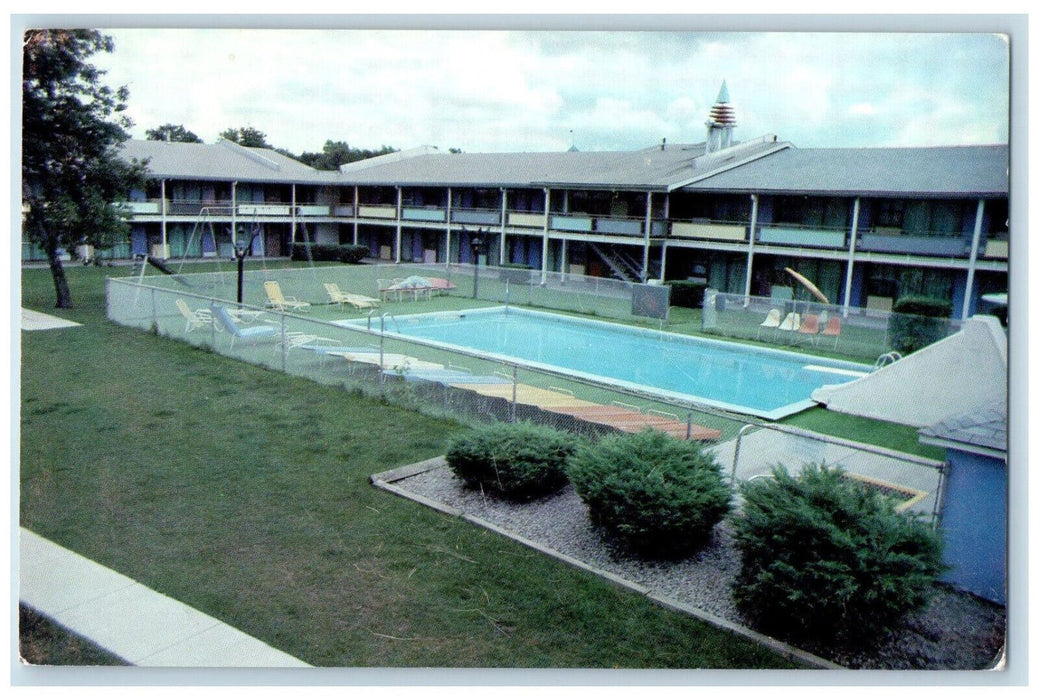 Colonial Moter Inn Largest Motel Swimming Pool Port Huron Michigan MI Postcard