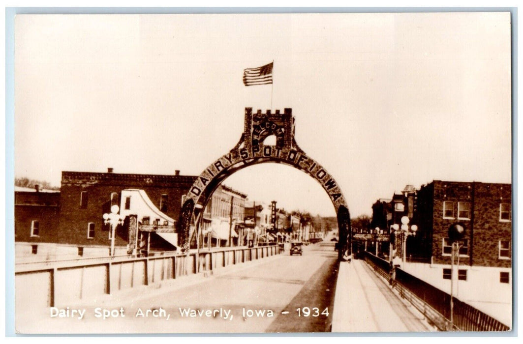c1934 Dairy Spot Arch Exterior Building Classic Car Street Waverly Iowa Postcard