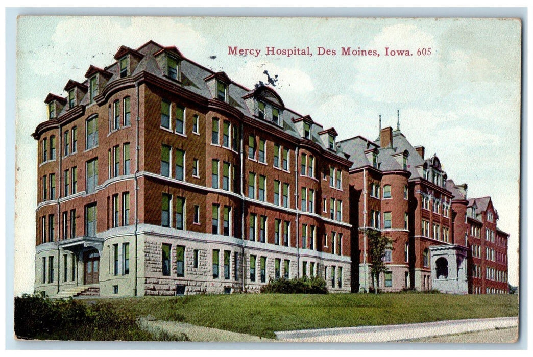 1911 Mercy Hospital Building View Entrance Roadside Des Moines Iowa IA Postcard