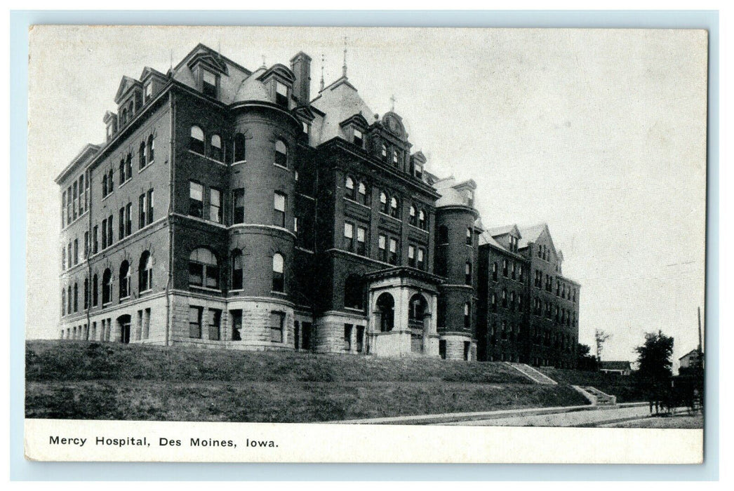 1937 Carriage Parked in front of Mercy Hospital, Des Moines, Iowa IA Postcard
