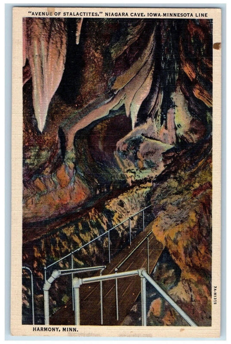 c1950's Avenue stalactites Niagara Cave Bridge Iowa Minnesota Line IA Postcard