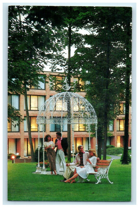 c1950's Rye Town Hilton Rye Brook New York NY, Couples In Gazebo Postcard