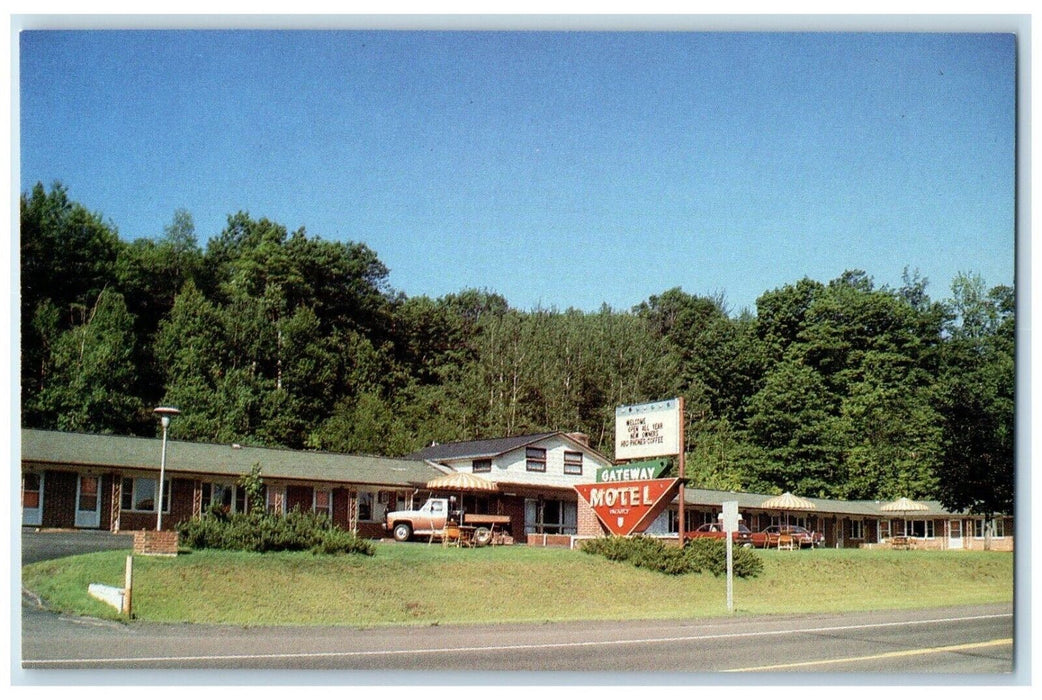 c1970's Gateway Motel Car Roadside Houston Michigan MI Vintage Postcard