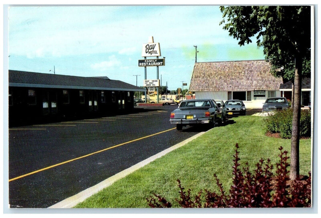 1989 Bay Motel Family Restaurant Cars Green Bay Wisconsin WI Vintage Postcard