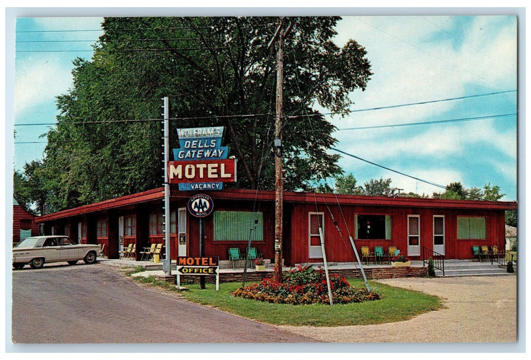 Wolfram's Dells Gateway Motel Car Street Scene Wisconsin WI Vintage Postcard