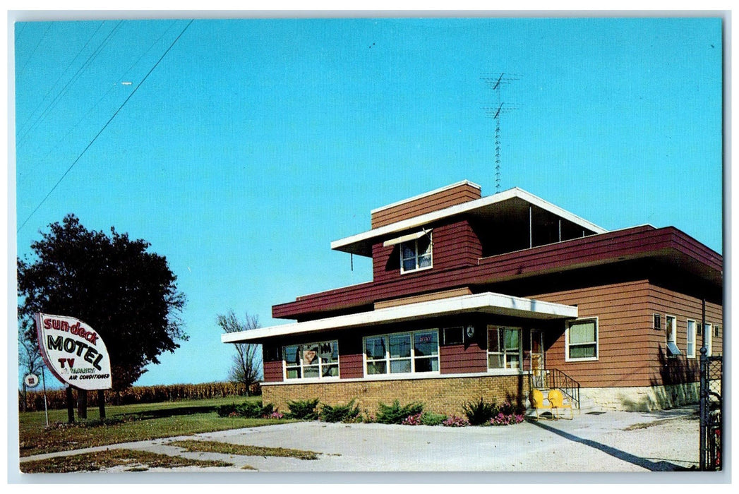 c1950 Sun Deck Motel Inn Signage Antenna Wood Building Ground Mazon ILL Postcard