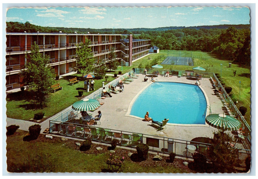 c1960 Holiday Inn Swimming Pool Tennis Court Restaurant New Hope PA Postcard