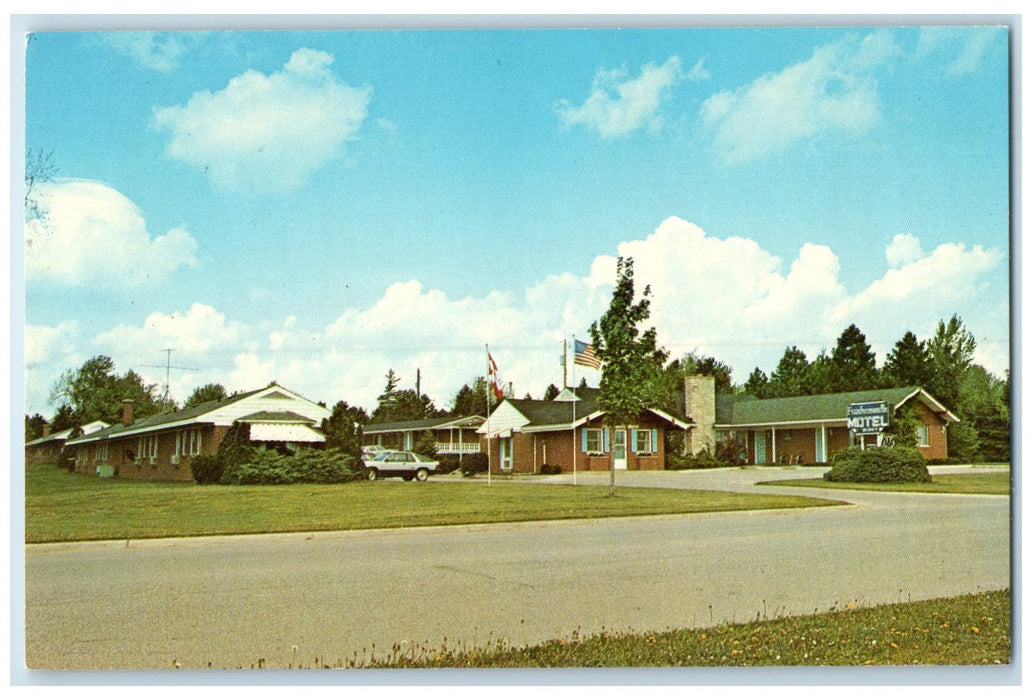 c1960s Frankenmuth Motel Exterior Roadside Frankenmuth MI Unposted Tree Postcard
