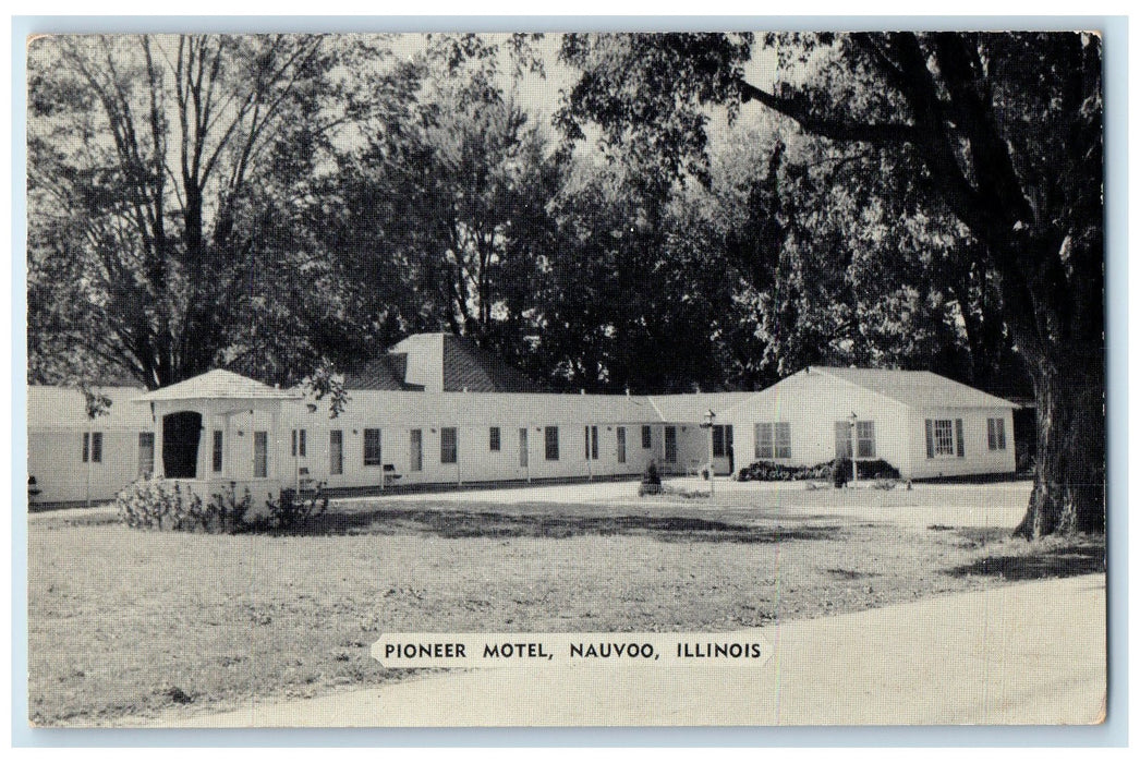 c1950 Pioneer Motel Mr. & Mrs. W. Diemer Restaurant Cottage Nauvoo IL Postcard